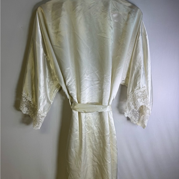 Vintage Elegant Cream Lace Trim Robe - Picture 2 of 5